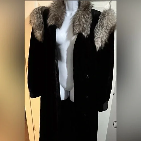 NWOT The fur is sheered muskrat woman’s coat. With detachable hood. - Picture 2 of 9